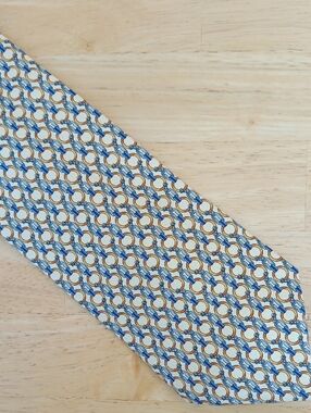 Brooks Brothers Basic Silk *PRINT* Tie in Blue, Gold and Cream Chain Pattern